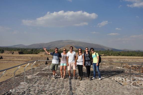 Grupo do tour no alto das ruínas da Ciudadela. Teotihuacán, ao norte da Cidade do México